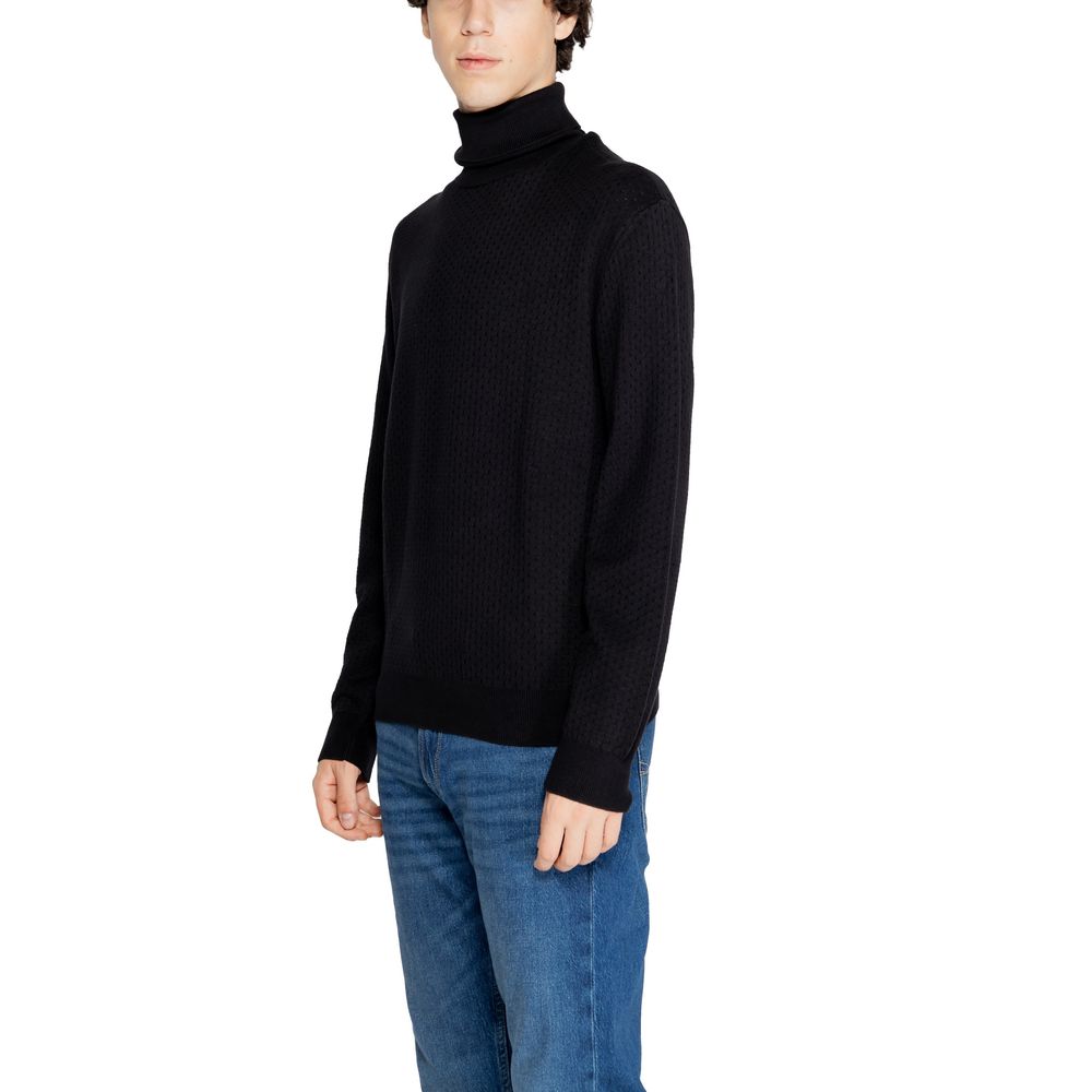 Pull noir en coton Armani Exchange avec col roulé, image montrant le détail du tissu et du design élégant.