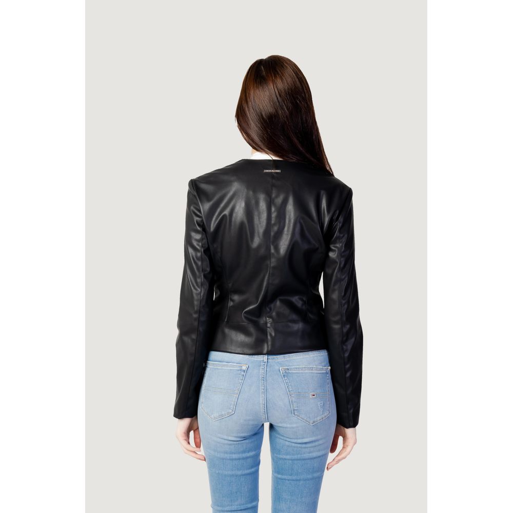 Veste en polyester noir Armani Exchange avec détails en cuir, style moderne et ajusté, vue de face sur un mannequin.