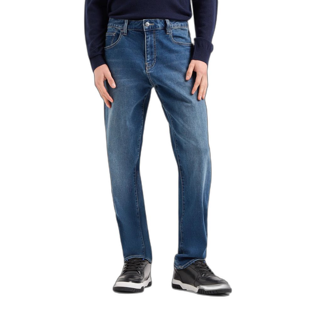 Jeans skinny en coton bleu de la marque Armani Exchange, détail de la coupe ajustée et de la texture du tissu.
