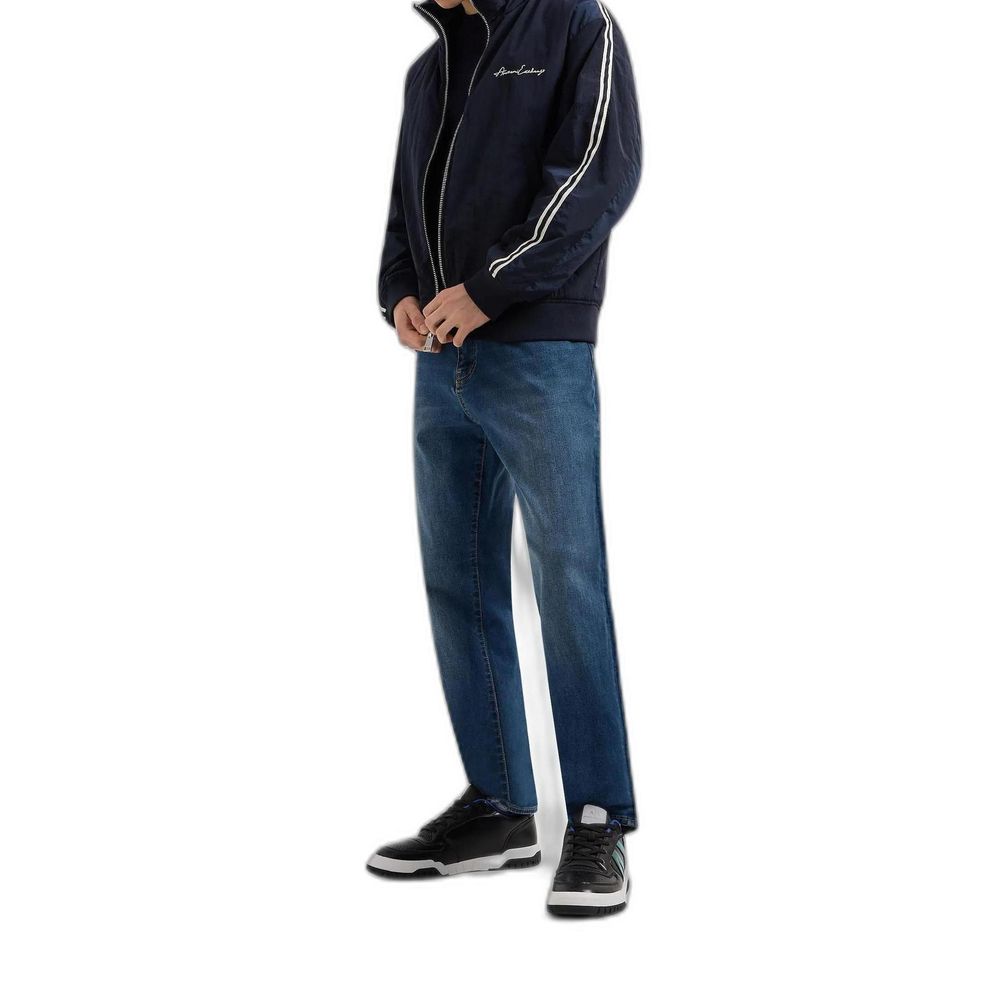 Jeans skinny en coton bleu de la marque Armani Exchange, coupe ajustée et détails modernes visibles sur l'image.