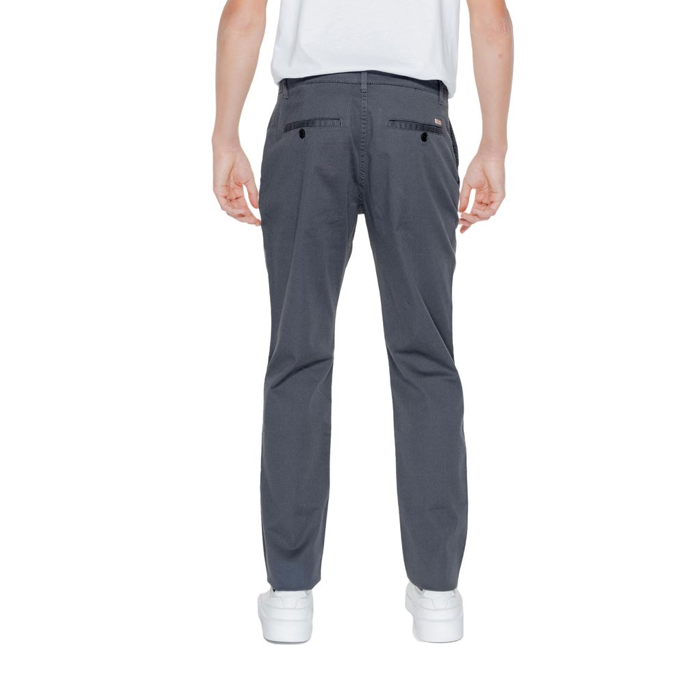 Pantalon casual en coton noir de la marque Armani Exchange, vue de face, avec ceinture et poches visibles.