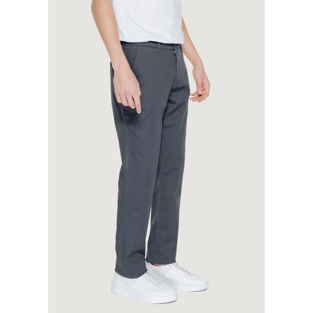 Pantalon décontracté en coton noir de la marque Armani Exchange, style casual avec coupe confortable.