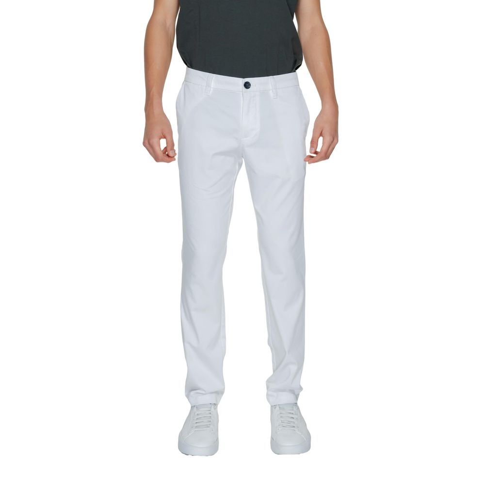 Pantalons décontractés en coton blanc de la marque Armani Exchange, vue de face avec détails de la coupe.