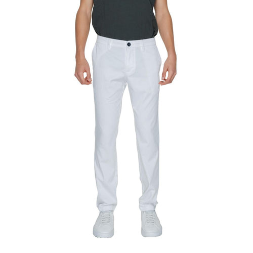Pantalons décontractés en coton blanc de la marque Armani Exchange, vue de face avec détails de la coupe.
