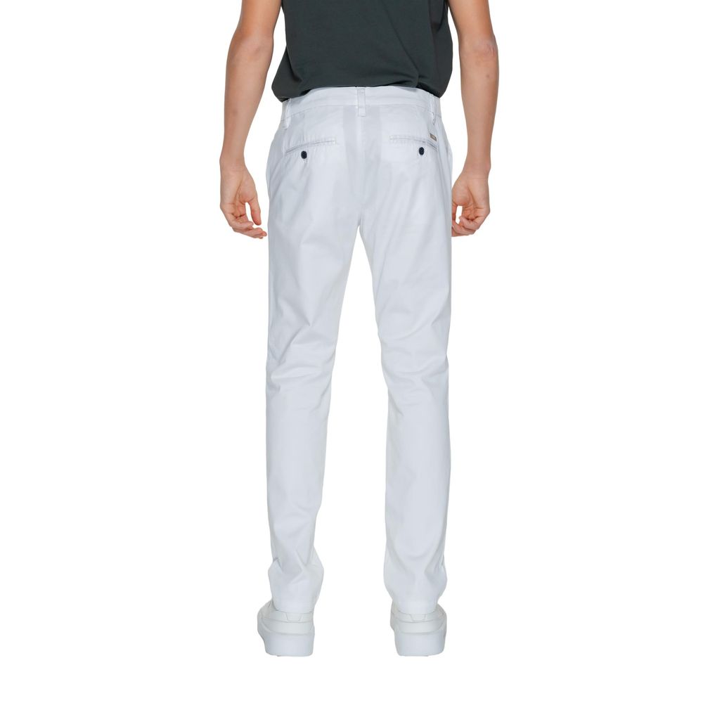 Pantalons décontractés en coton blanc de la marque Armani Exchange, vue de face avec détails de couture.