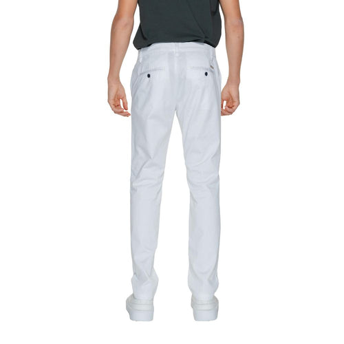 Pantalons décontractés en coton blanc de la marque Armani Exchange, vue de face avec détails de couture.