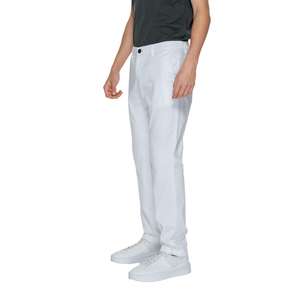 Pantalon casual en coton blanc Armani Exchange, coupe décontractée, détails élégants, vue de face sur le pantalon.