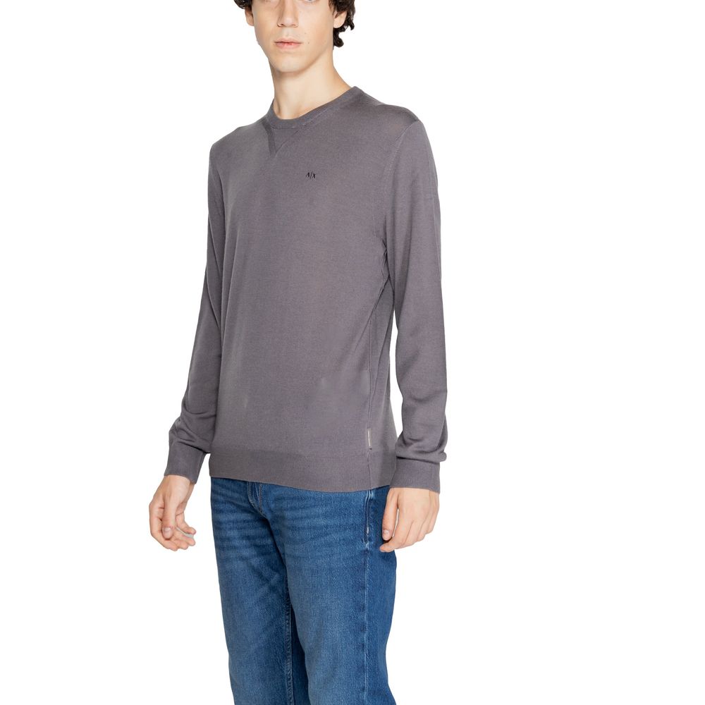 Sweat-shirt gris en laine de la marque Armani Exchange, doux et confortable, porté sur un modèle.