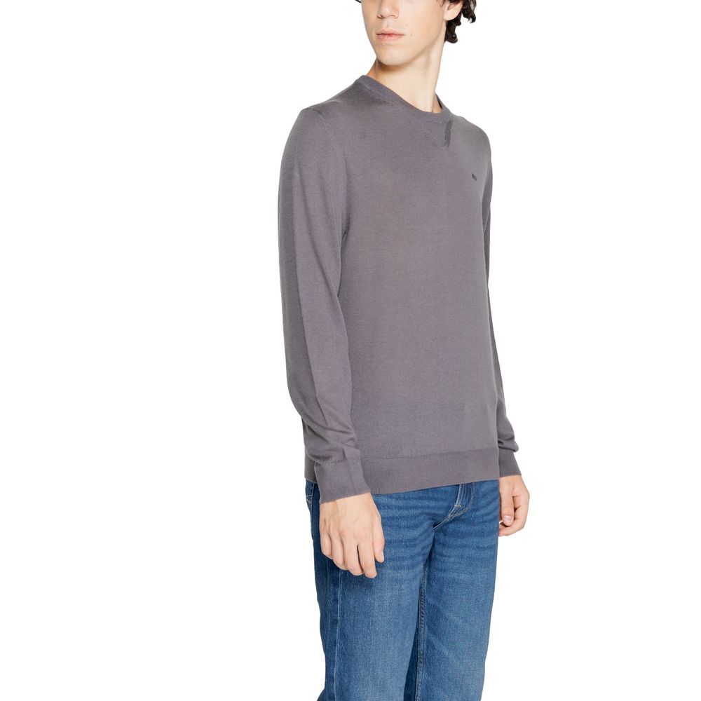 Sweat-shirt gris en laine Armani Exchange, coupe décontractée avec logo discret sur la poitrine, idéal pour un style casual élégant.