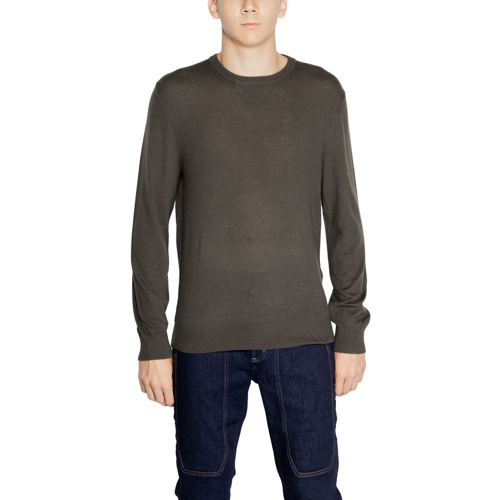 Sweat-shirt en laine vert Armani Exchange, coupe décontractée, porté sur un mannequin avec col rond et manches longues.