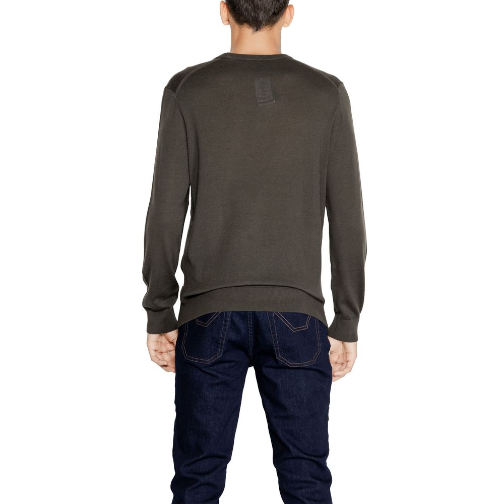Sweat-shirt en laine vert Armani Exchange, coupe décontractée, logo discret sur la poitrine, porté sur un mannequin.