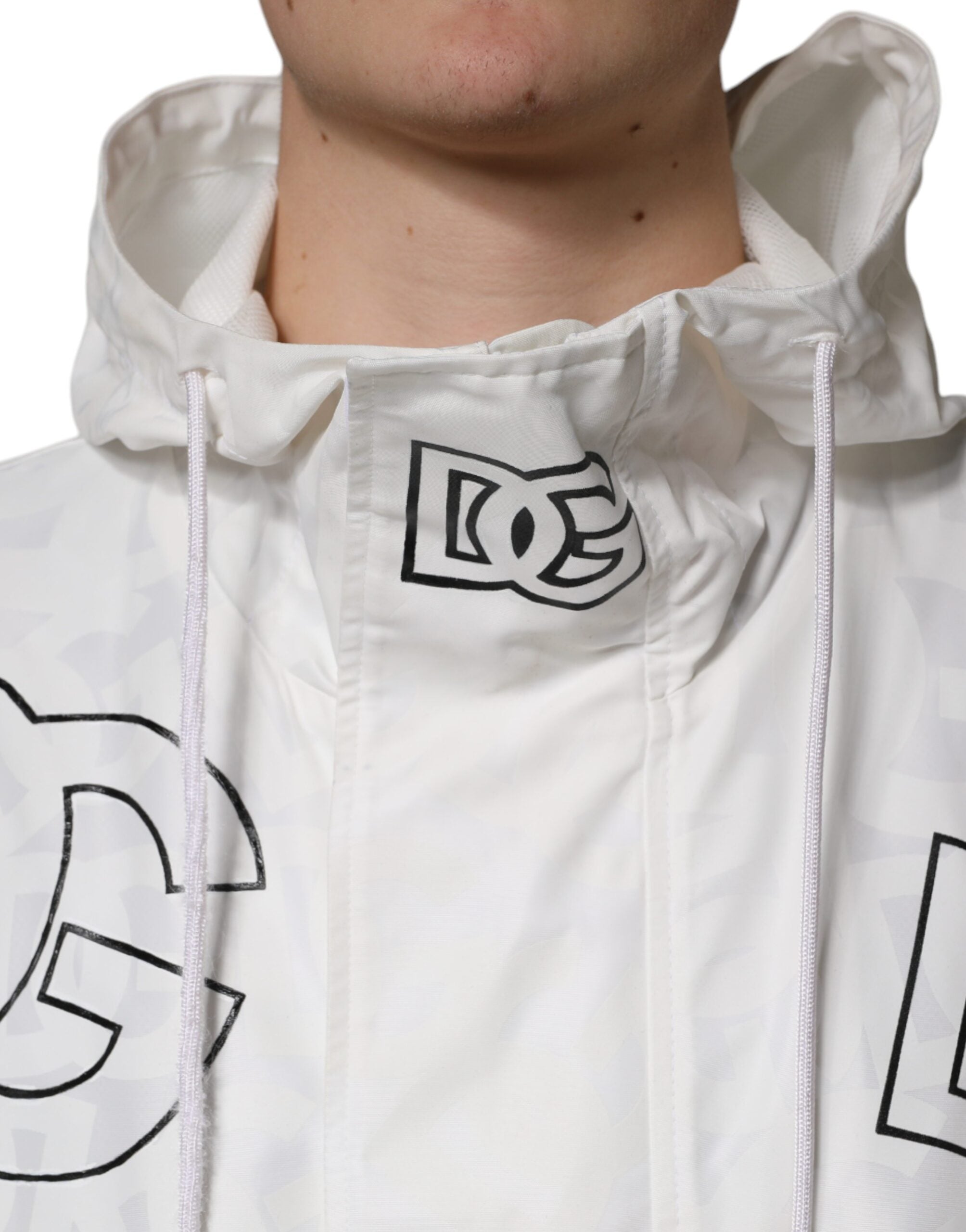 Veste trench blanche Dolce & Gabbana avec capuche en polyester, coupe élégante et détails modernes.