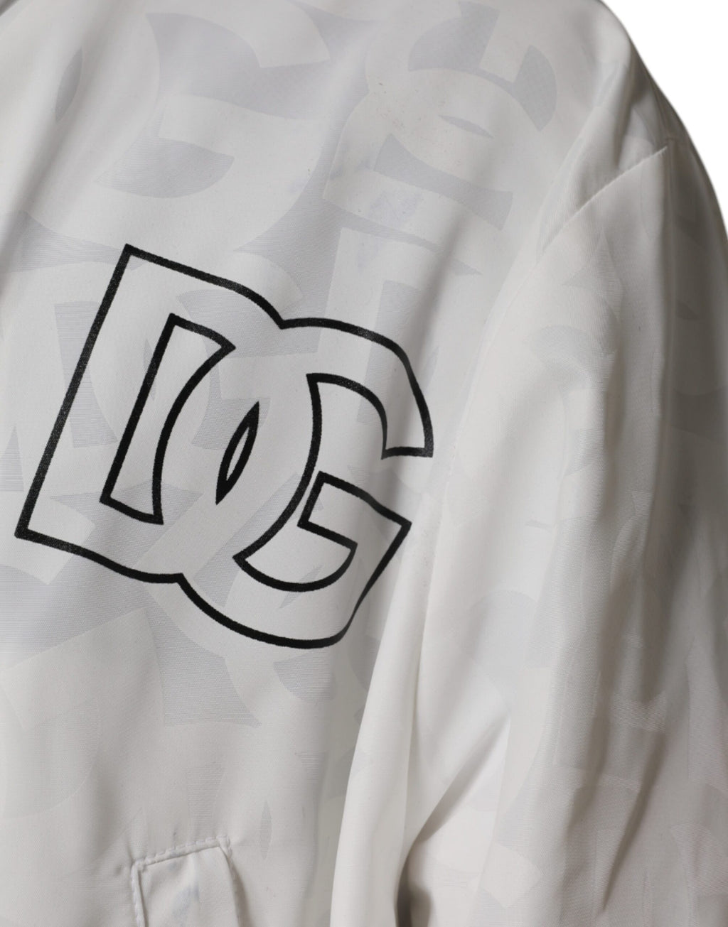 Imperméable blanc à capuche de la marque Dolce & Gabbana, trench en polyester avec détails de couture visibles.