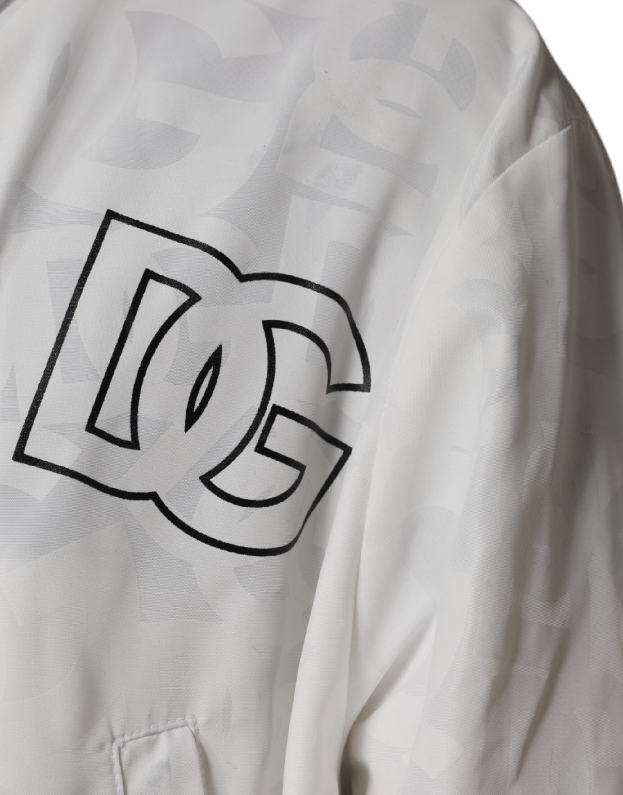 Imperméable blanc à capuche de la marque Dolce & Gabbana, trench en polyester avec détails de couture visibles.