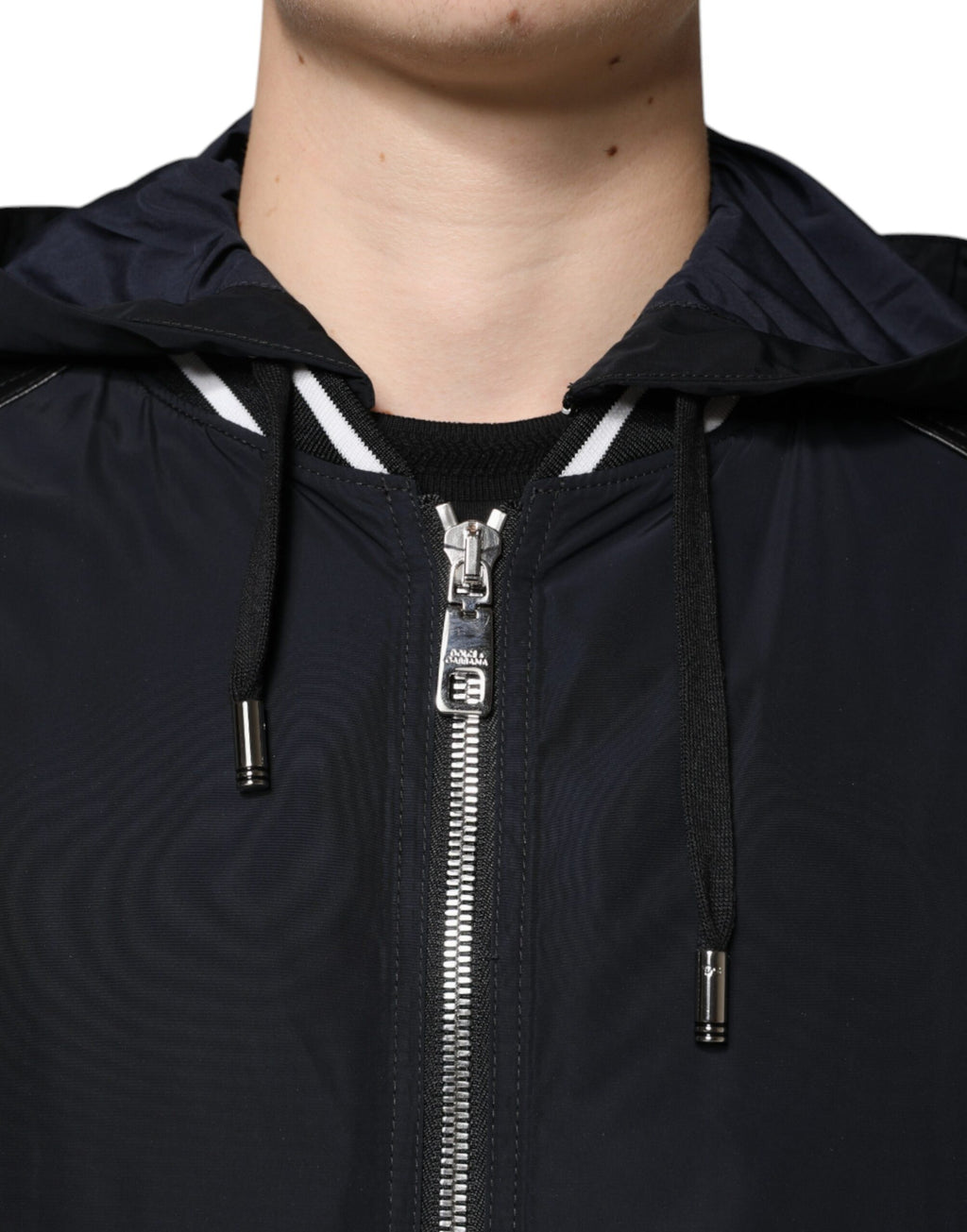Veste bomber noire pour homme Dolce & Gabbana avec capuche et fermeture éclair complète, style moderne et élégant.
