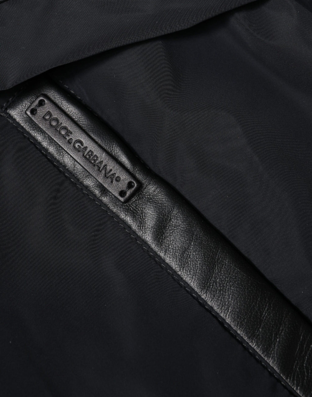 Veste bomber noire Dolce & Gabbana à capuche avec zip intégral pour homme, décontractée et élégante.