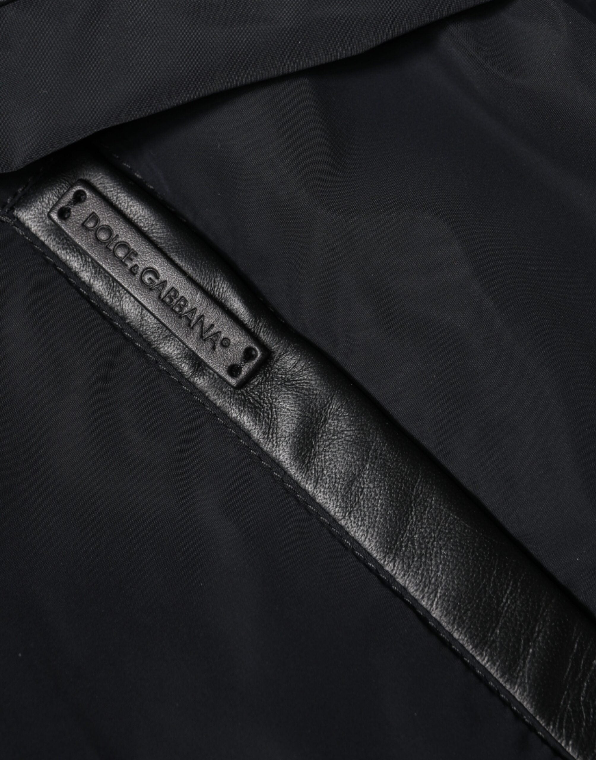 Veste bomber noire Dolce & Gabbana à capuche avec zip intégral pour homme, décontractée et élégante.