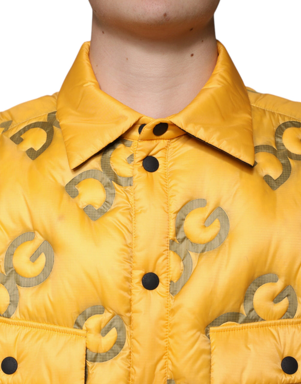 Veste matelassée jaune Dolce & Gabbana avec logo, boutons et coupe décontractée, style élégant et moderne.