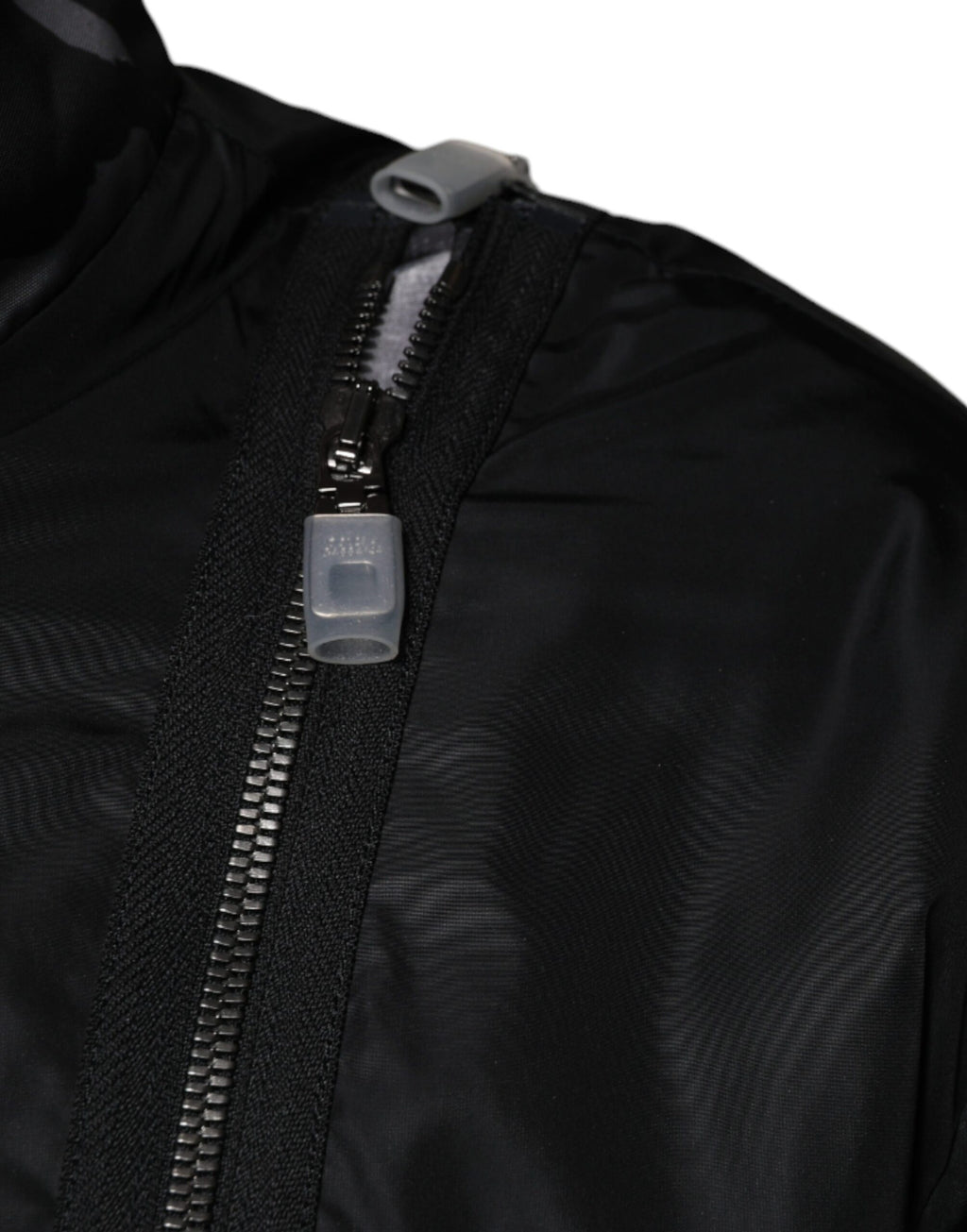 Veste bomber noire en nylon pour homme de Dolce & Gabbana avec fermeture éclair complète, style élégant et décontracté.