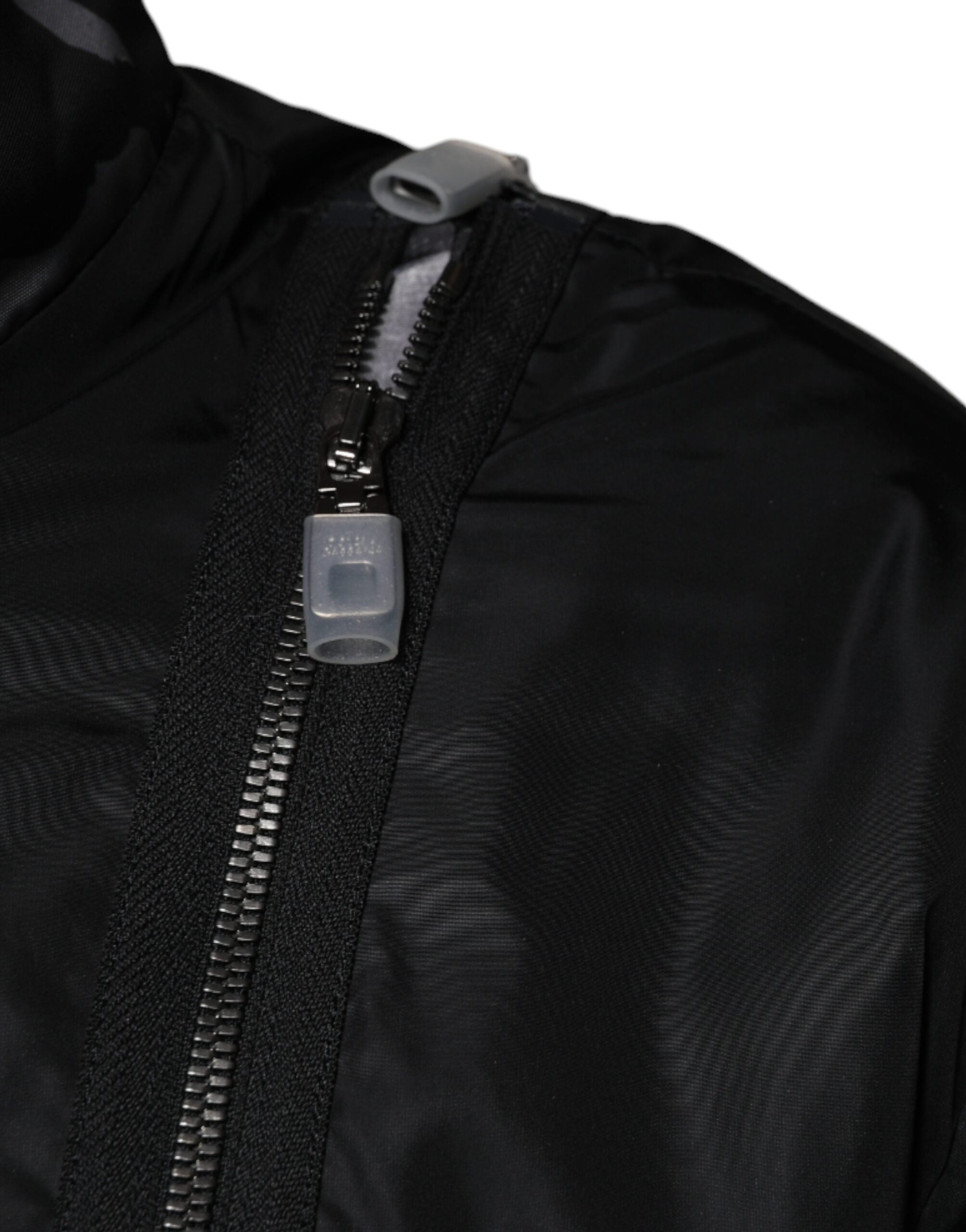 Veste bomber noire en nylon pour homme de Dolce & Gabbana avec fermeture éclair complète, style élégant et décontracté.