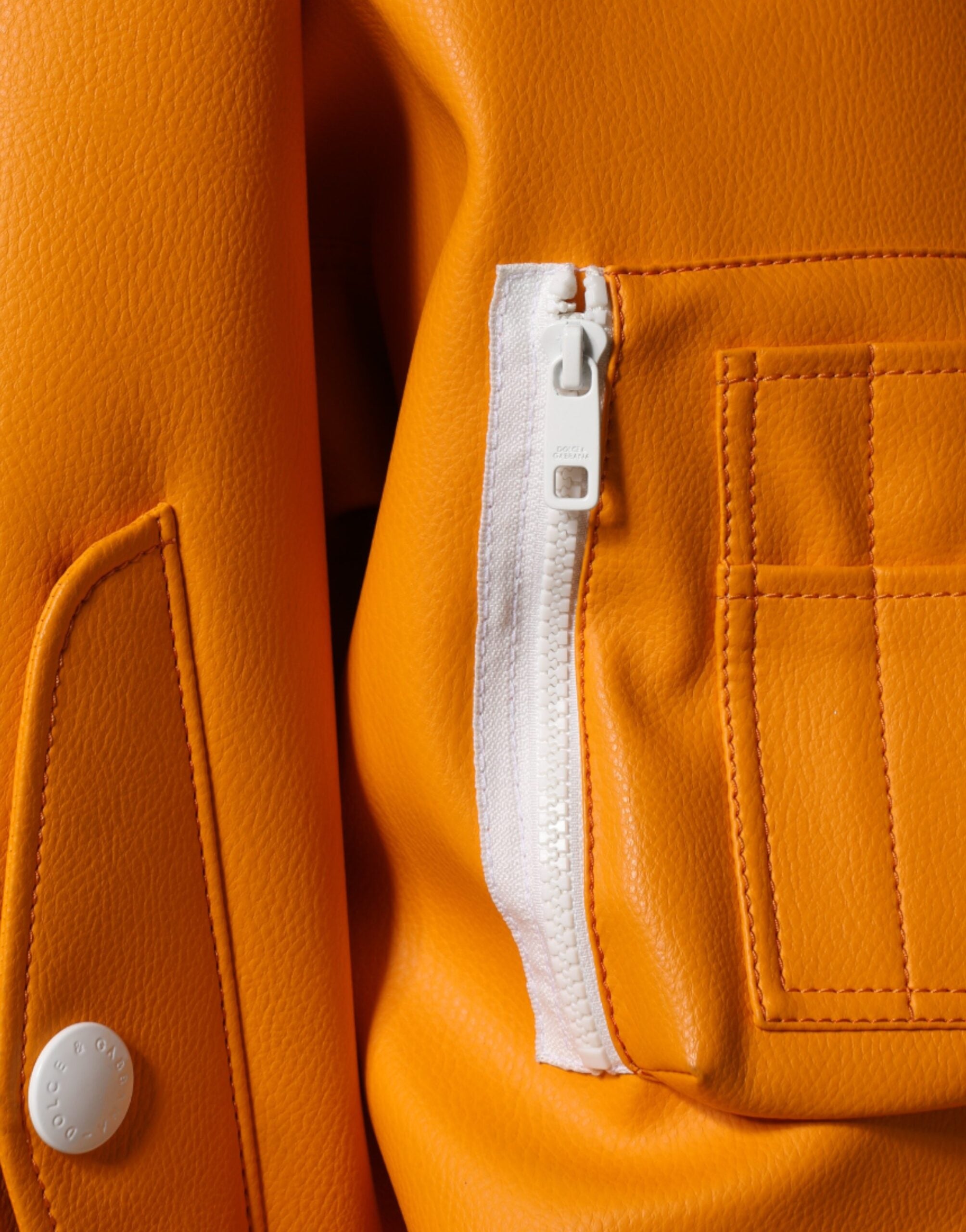 Veste bomber en jersey orange et blanc Dolce & Gabbana avec fermeture éclair complète, style moderne et élégant.