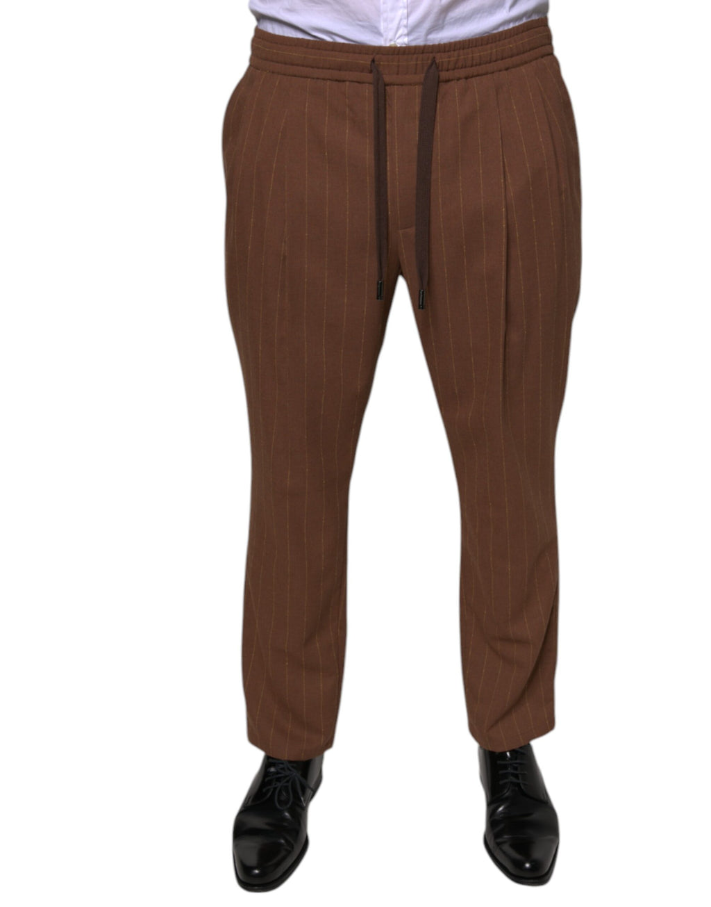 Pantalon homme Dolce & Gabbana à rayures brunes, coupe skinny pour élégance formelle, visible en détail sur l'image.