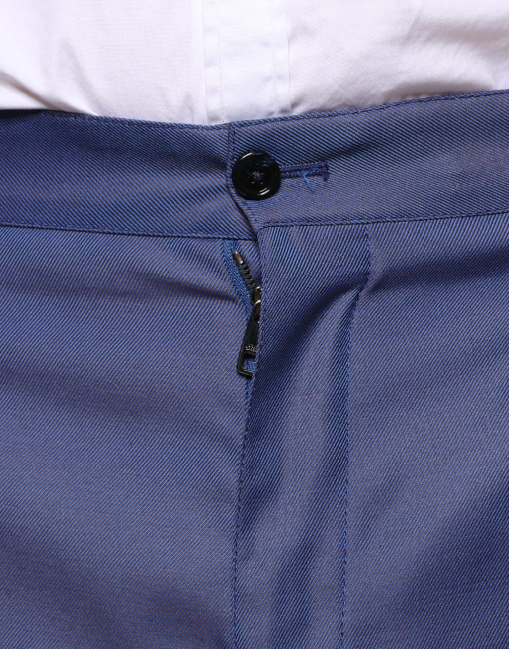 Pantalons formels en laine bleue de coupe tapered de Dolce & Gabbana, vue de face, avec détail de couture.