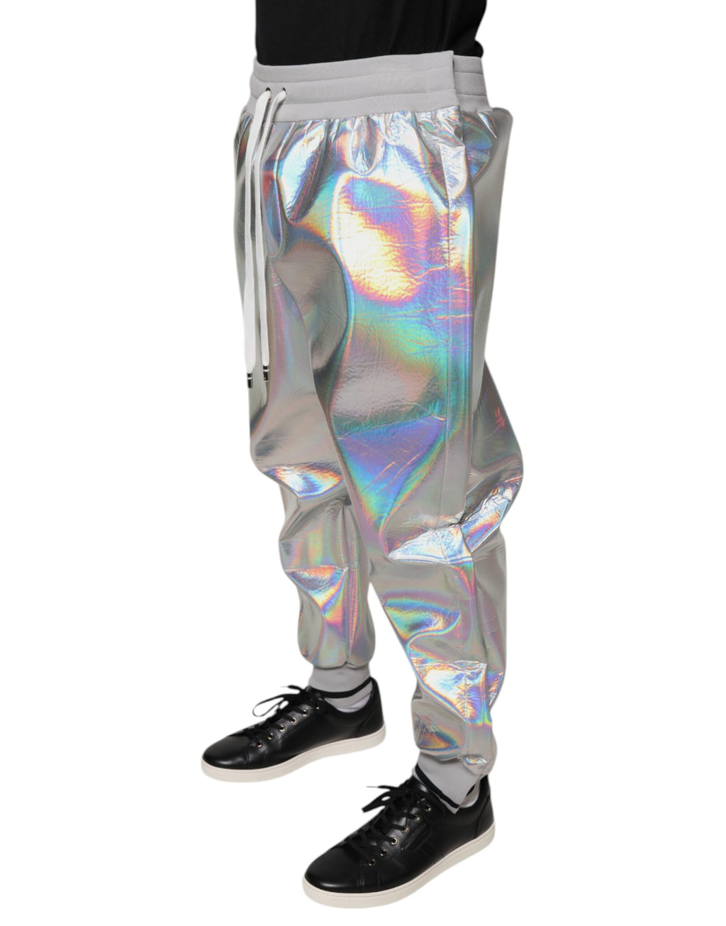 Pantalon jogger homme Dolce & Gabbana en argent irisé, sweatpants élégants avec finition brillante et coupe confortable.