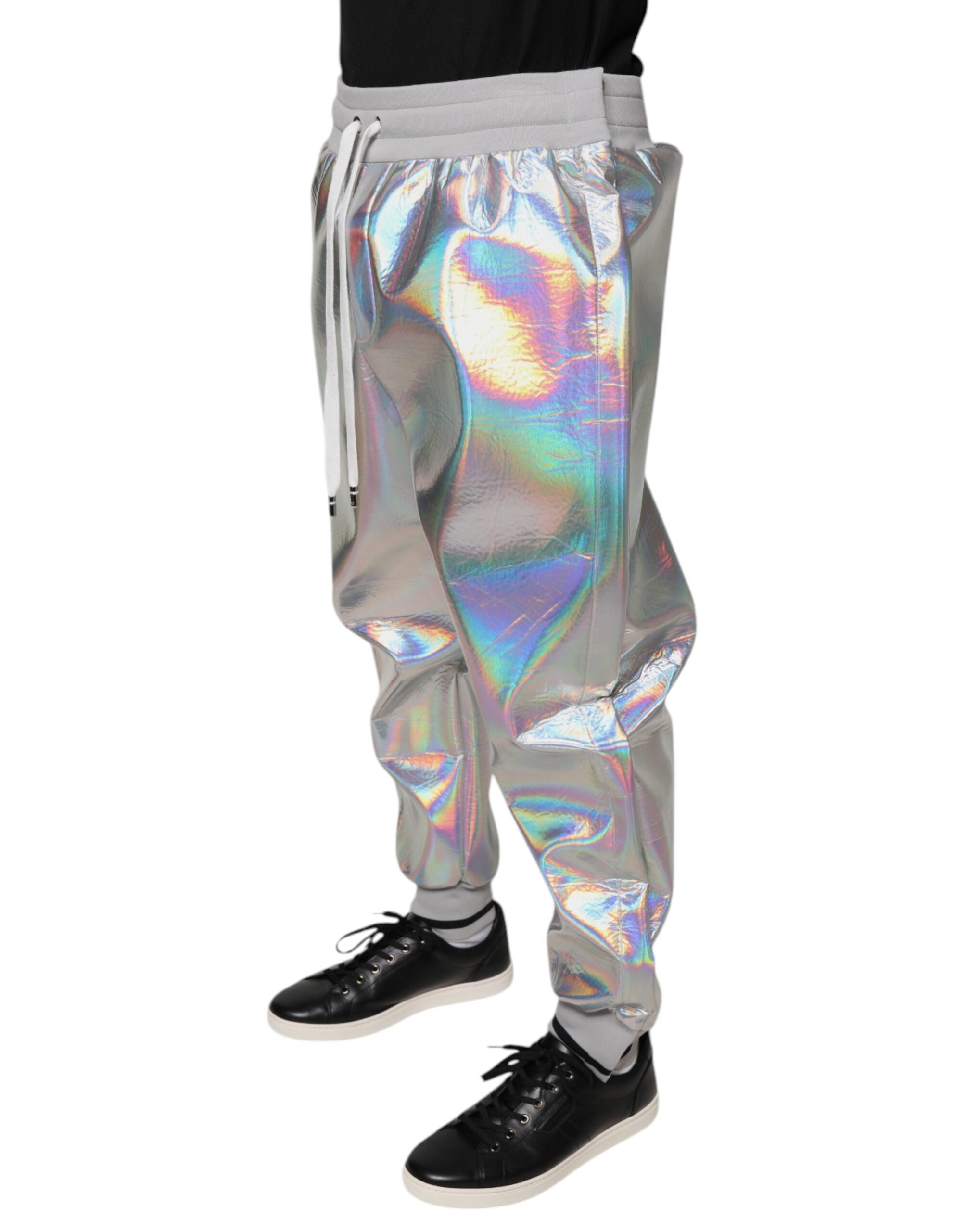 Pantalon jogger homme Dolce & Gabbana en argent irisé, sweatpants élégants avec finition brillante et coupe confortable.