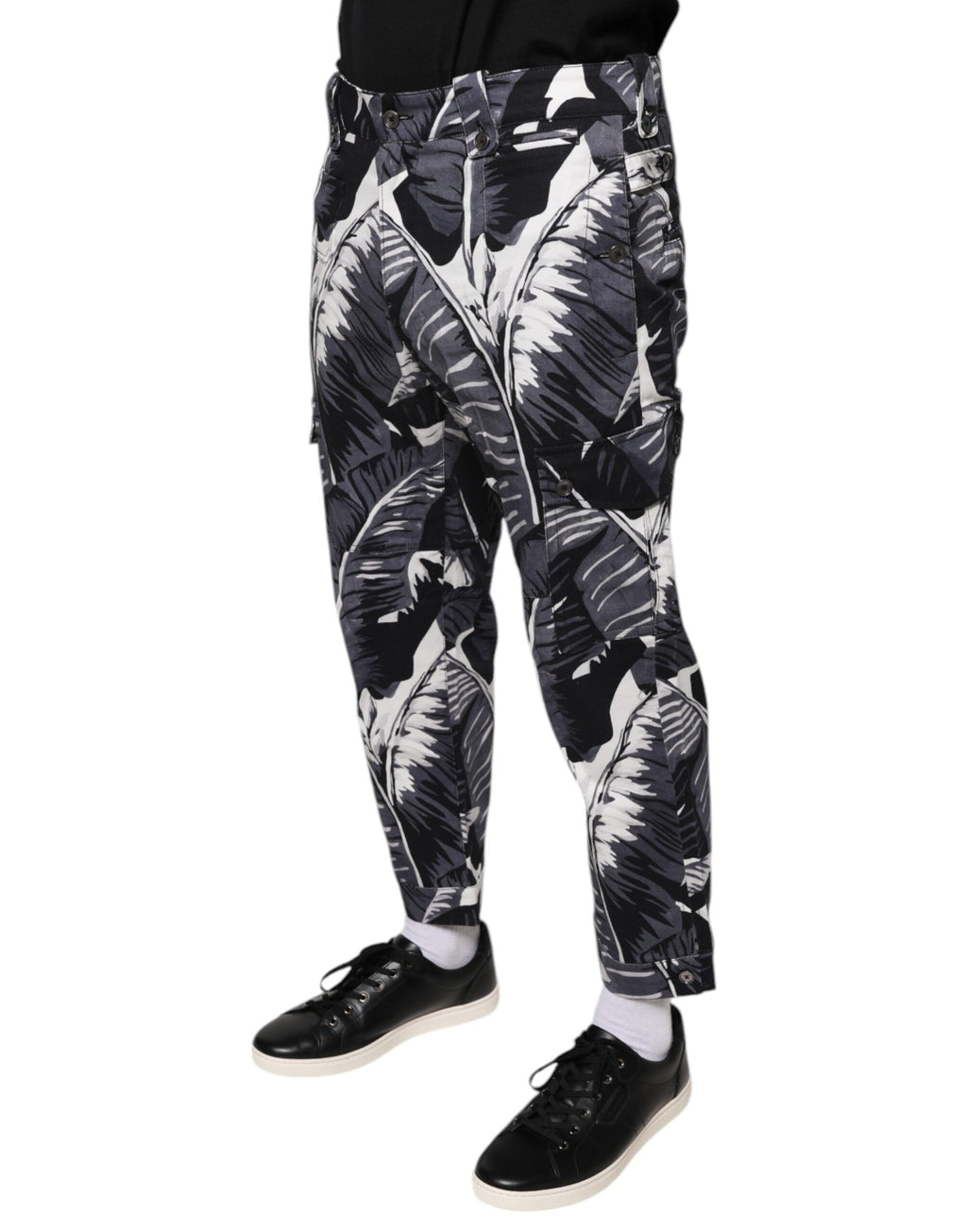 Pantalons capri en coton stretch gris avec motif de feuilles de bananier de la marque Dolce & Gabbana, visibles en image.