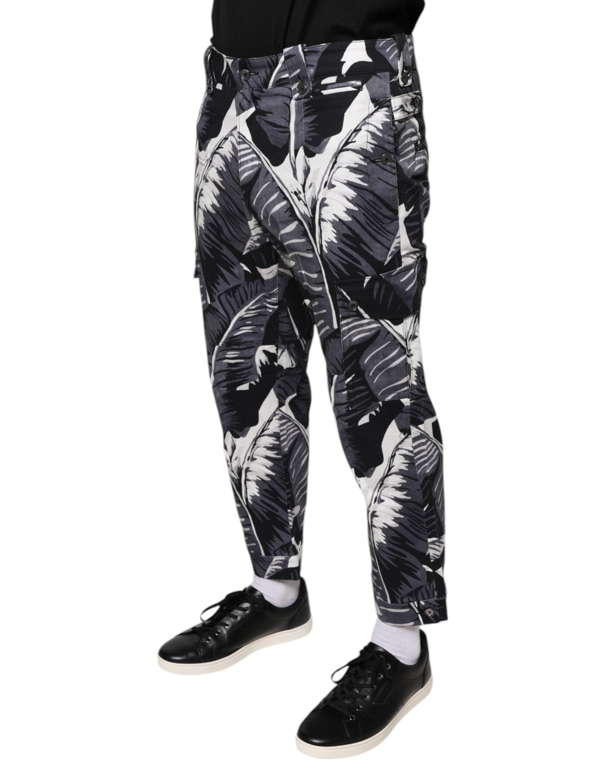Pantalons capri en coton stretch gris avec motif de feuilles de bananier de la marque Dolce & Gabbana, visibles en image.