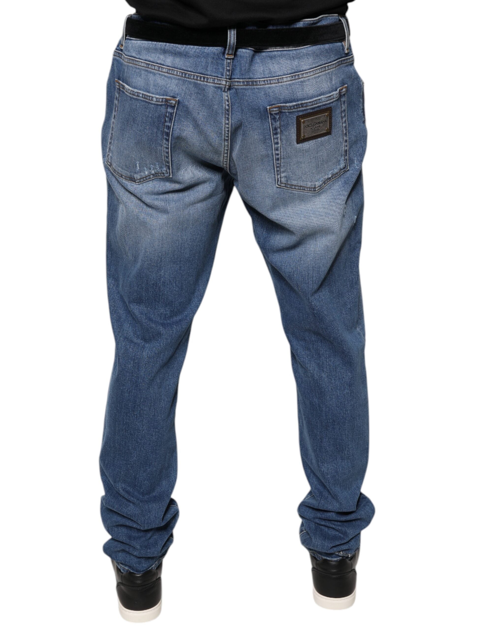 Jeans homme en denim bleu délavé en coton stretch de Dolce & Gabbana, coupe ajustée et style classique.
