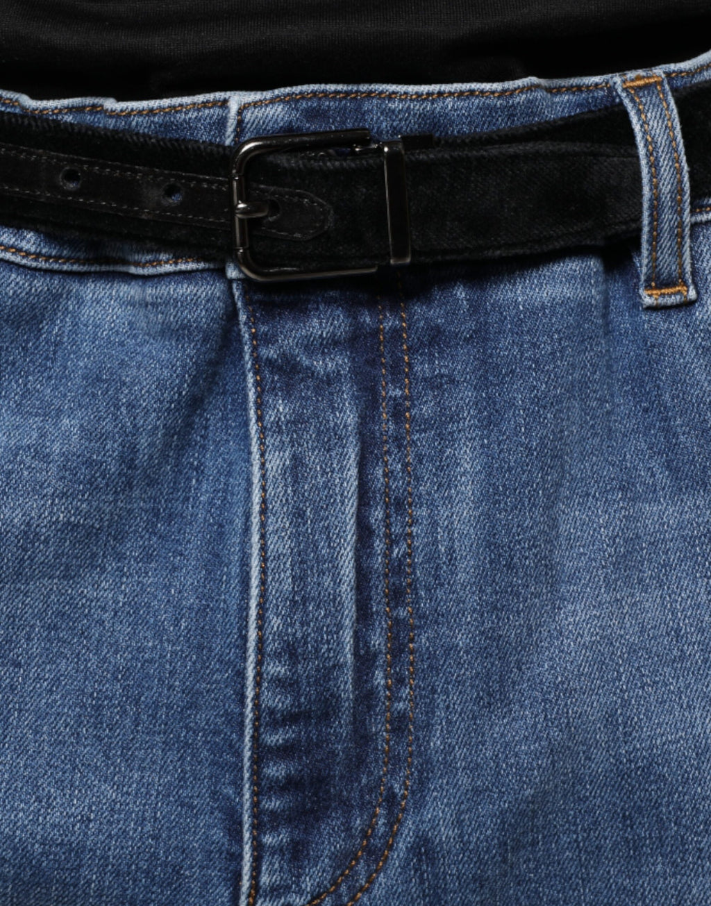 Jeans homme en denim bleu délavé en coton stretch de Dolce & Gabbana, coupe classique et détails modernes.