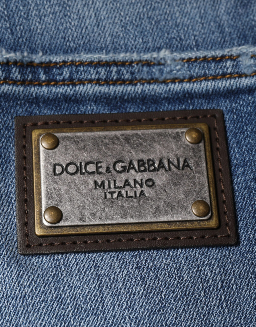 Jean homme en denim Dolce & Gabbana en coton lavé bleu avec stretch, visible avec détails de couture et coupe moderne.