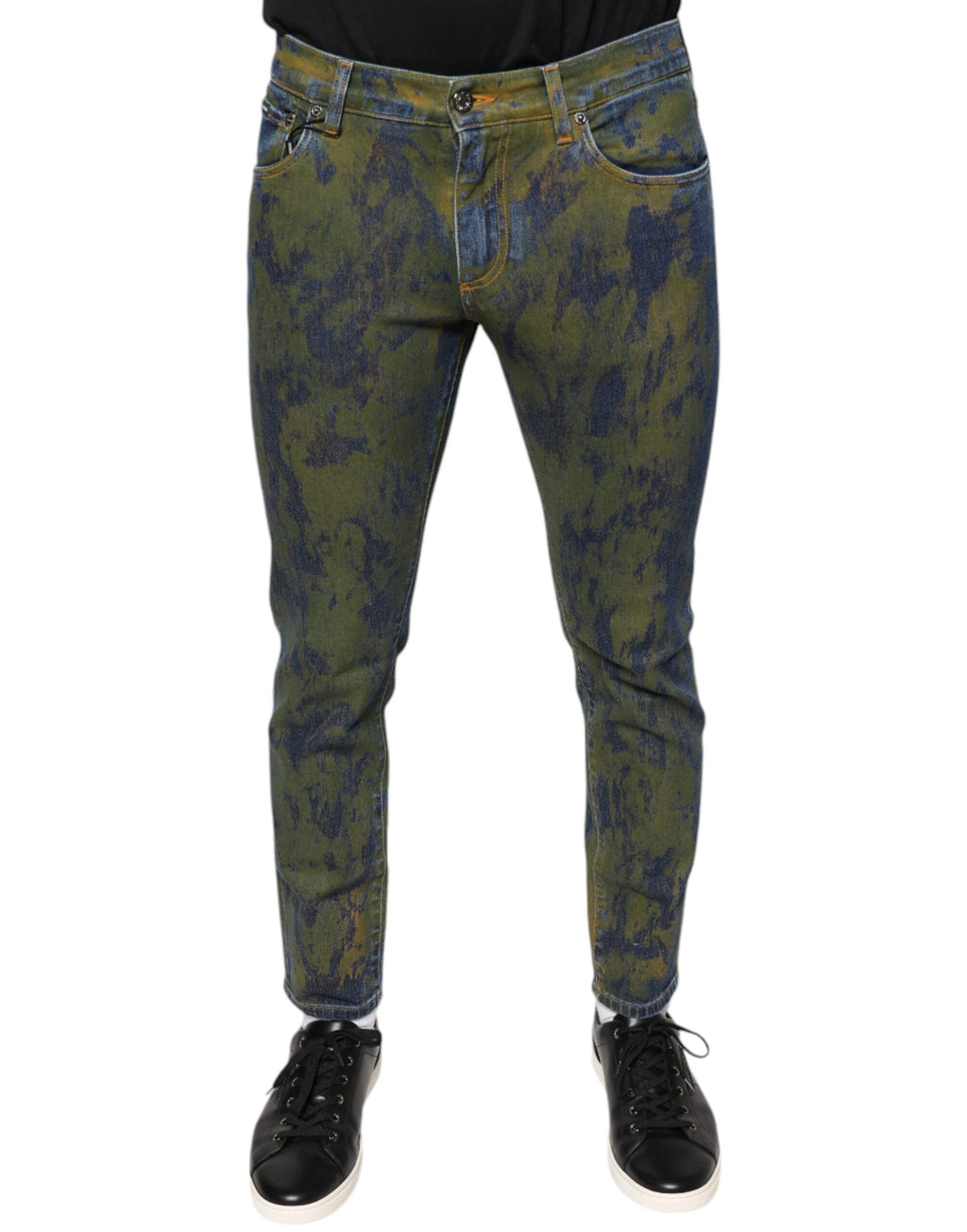 Jeans homme slim fit en denim coton bleu Dolce & Gabbana, visible avec coupe ajustée et détails classiques.
