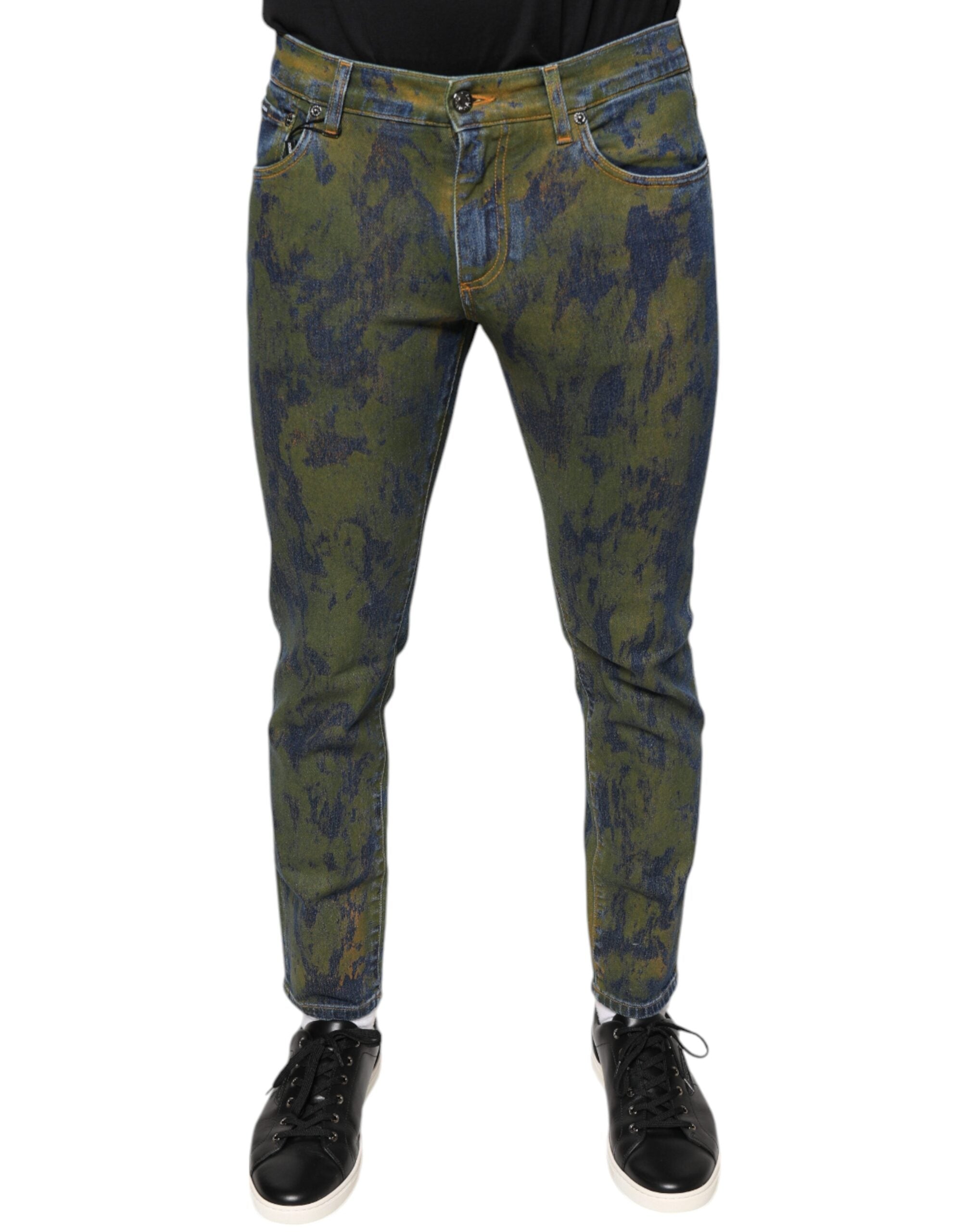 Jeans homme slim fit en denim coton bleu Dolce & Gabbana, visible avec coupe ajustée et détails classiques.