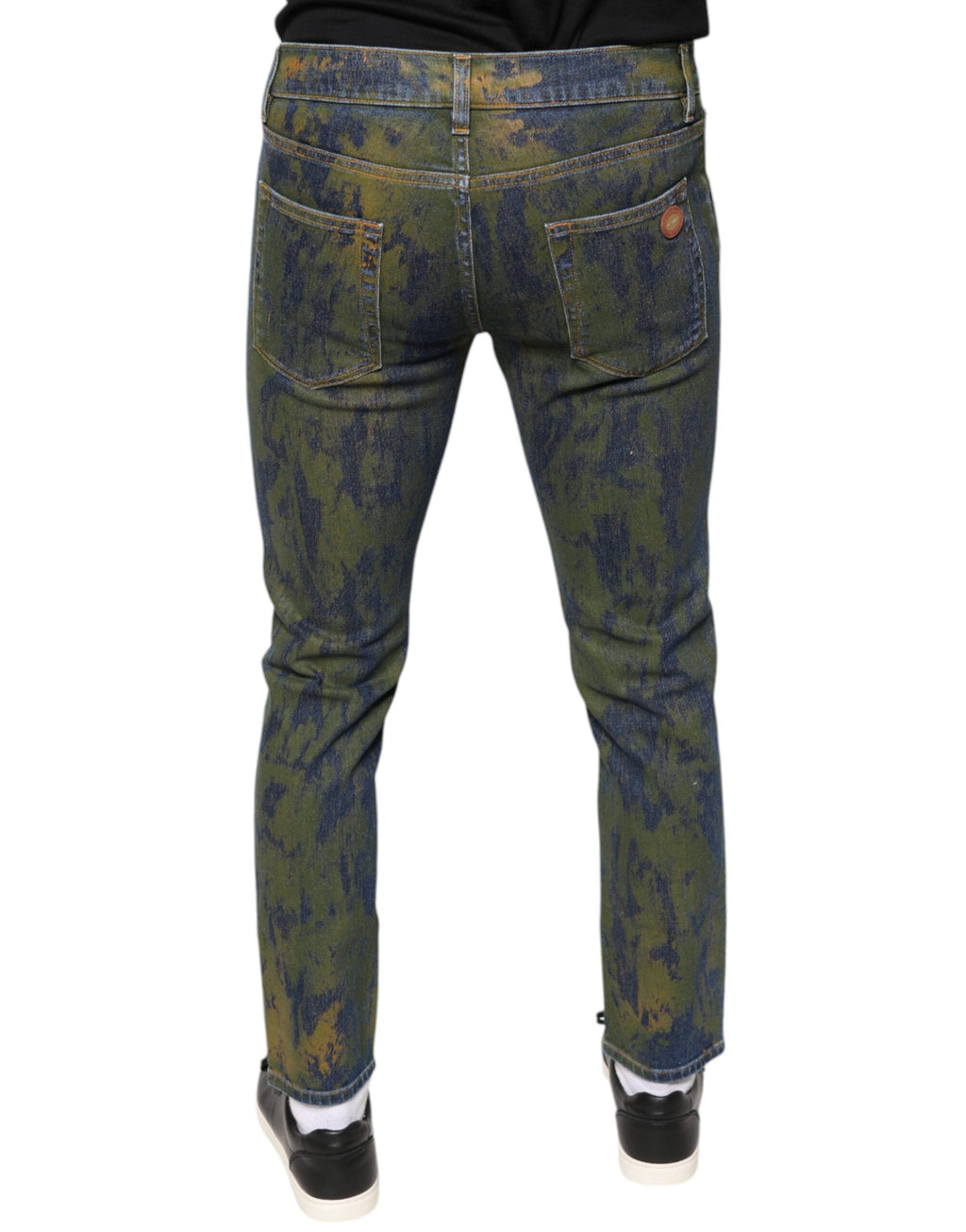 Jeans homme slim fit en denim de coton bleu Dolce & Gabbana, style moderne et ajusté, visible avec poches et coutures classiques.