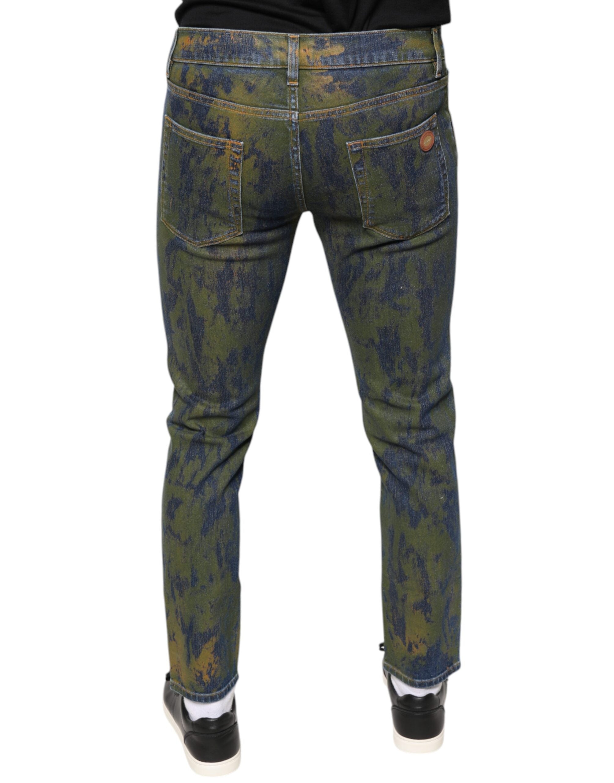 Jeans homme slim fit en denim de coton bleu Dolce & Gabbana, style moderne et ajusté, visible avec poches et coutures classiques.
