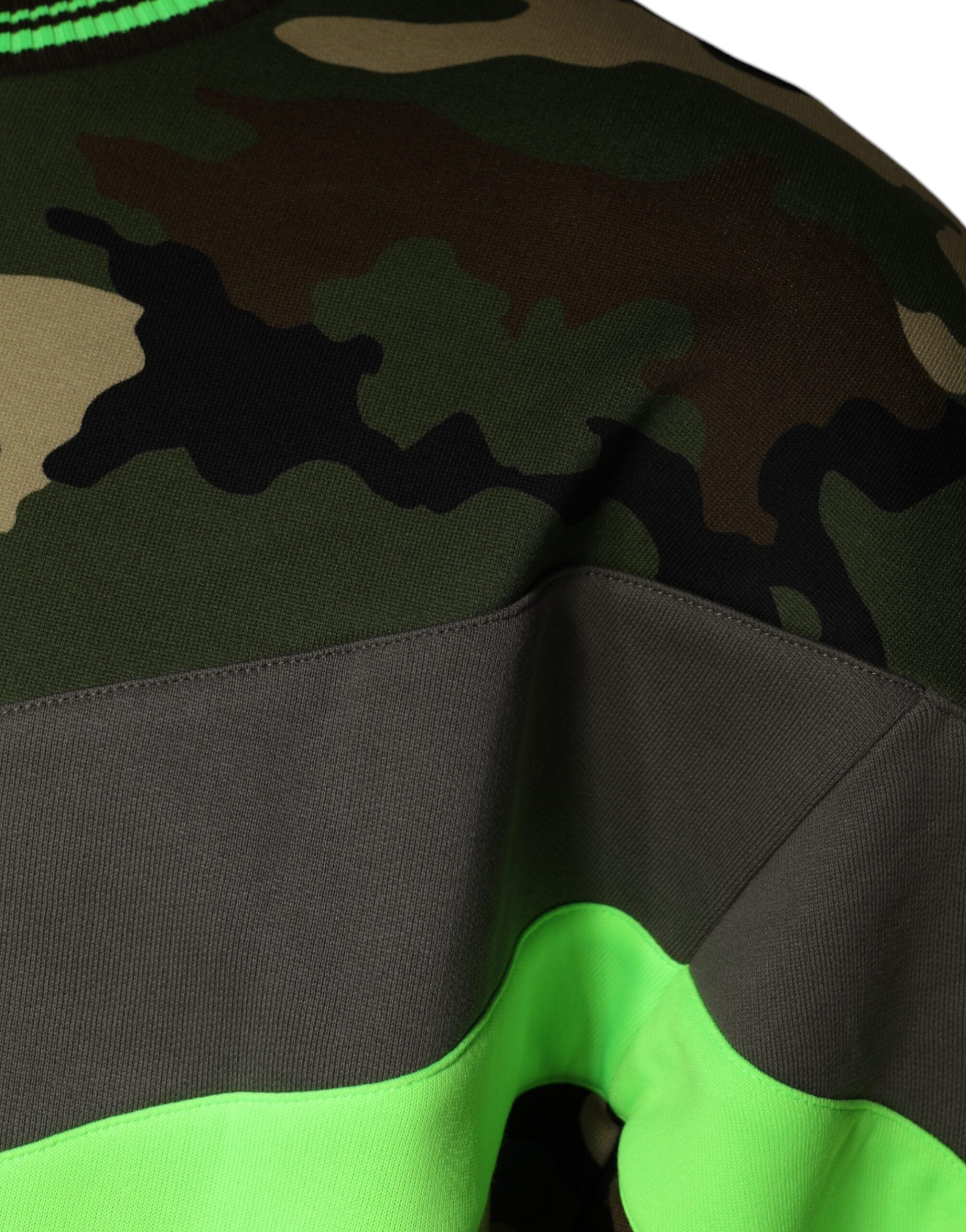 Sweat-shirt multicolore camouflage Dolce & Gabbana en coton avec motif élégant, porté sur un mannequin.