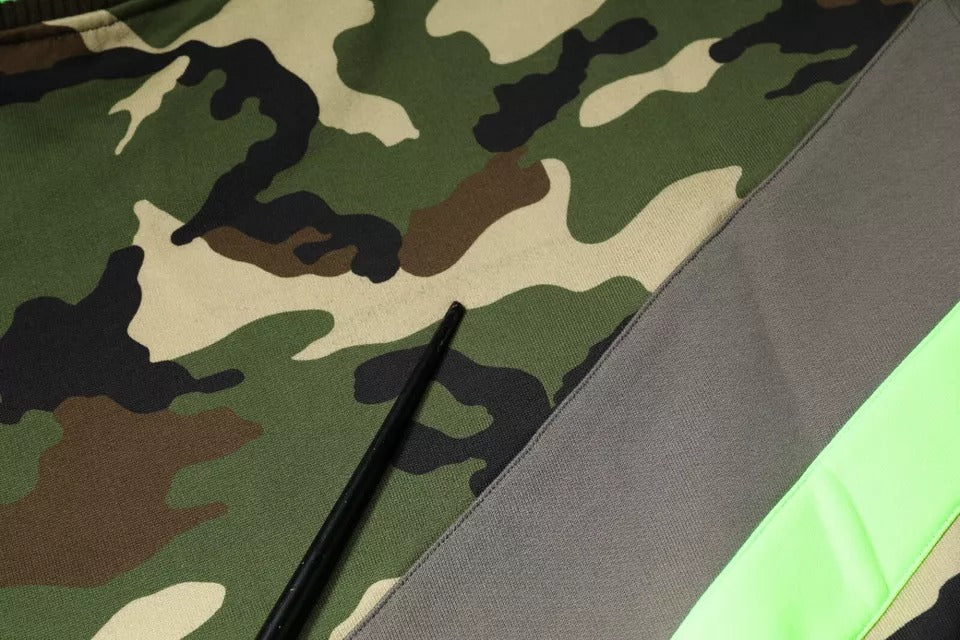 Sweat-shirt Dolce & Gabbana multicolore camouflage avec col rond et manches longues, en coton confortable.