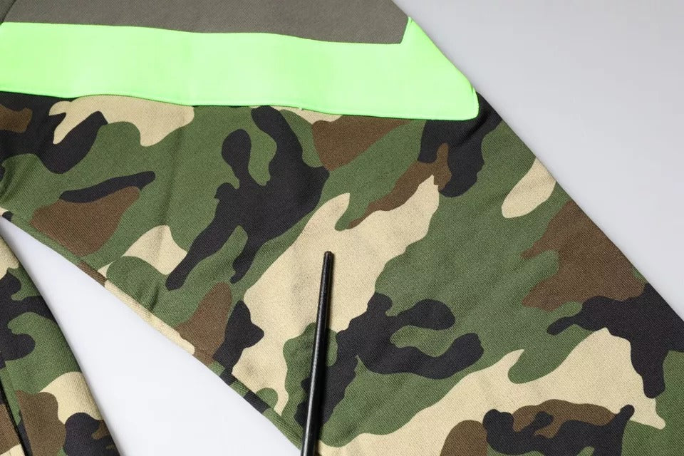 Sweat-shirt multicolore camouflage Dolce & Gabbana en coton, avec capuche et motifs tendance, porté sur un mannequin.