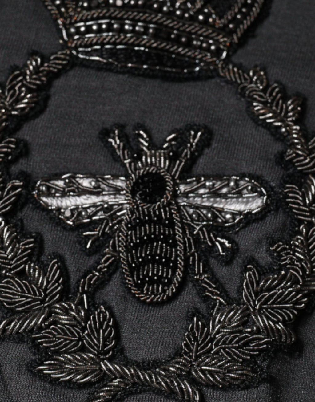 Pull-over Dolce & Gabbana gris avec broderie couronne d'abeille, motif élégant et détails raffinés.