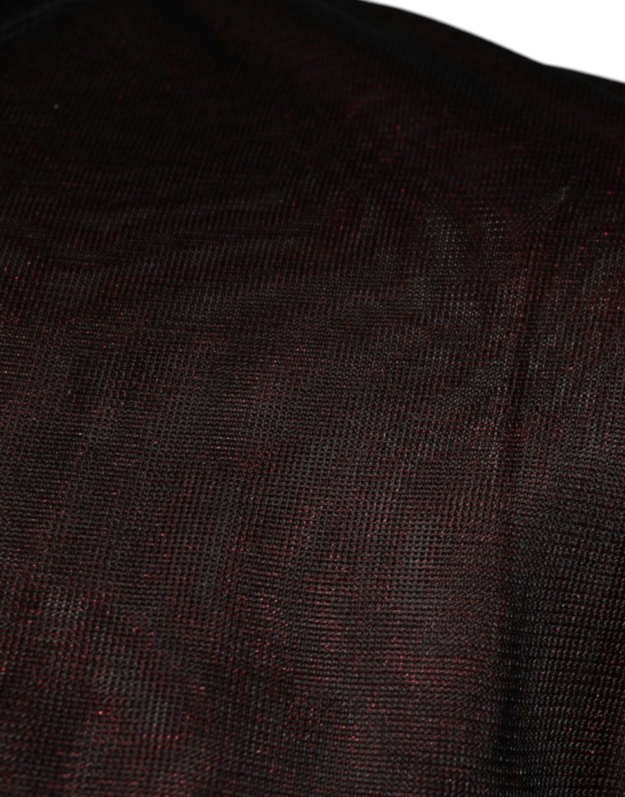 Pull-over en polyester bordeaux Dolce & Gabbana avec col rond, douceur et style élégant visible sur l'image.