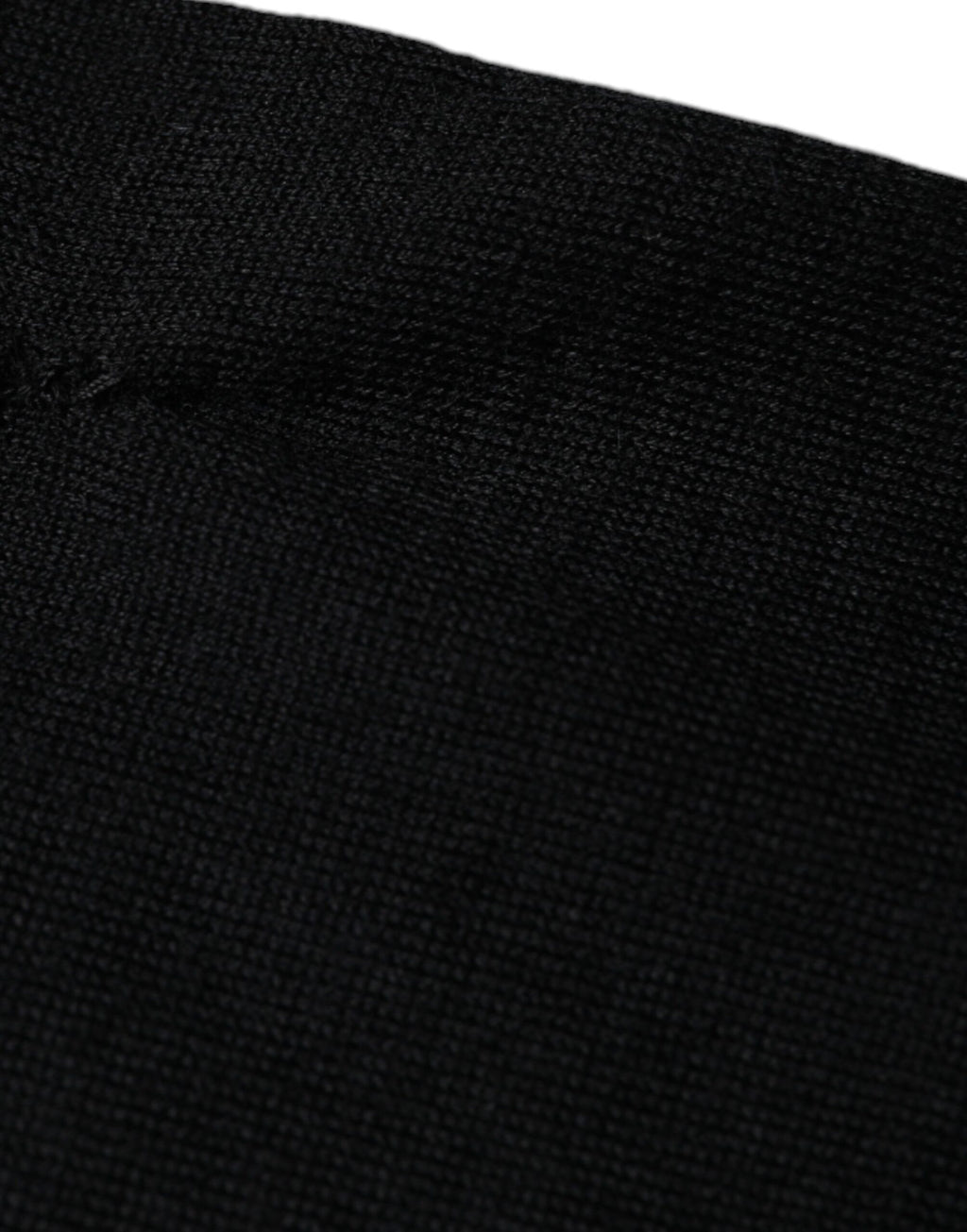 Pull en cachemire noir Dolce & Gabbana à col rond, douceur et élégance, visible en détail dans l'image.