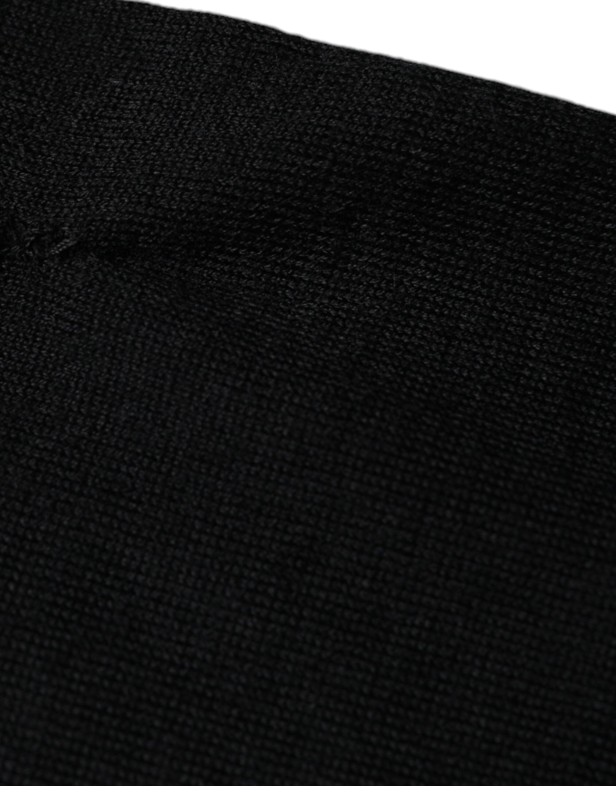 Pull en cachemire noir Dolce & Gabbana à col rond, douceur et élégance, visible en détail dans l'image.