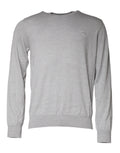 Pull en laine gris clair Dolce & Gabbana avec col rond, porté sur mannequin, détails du tricot visible.