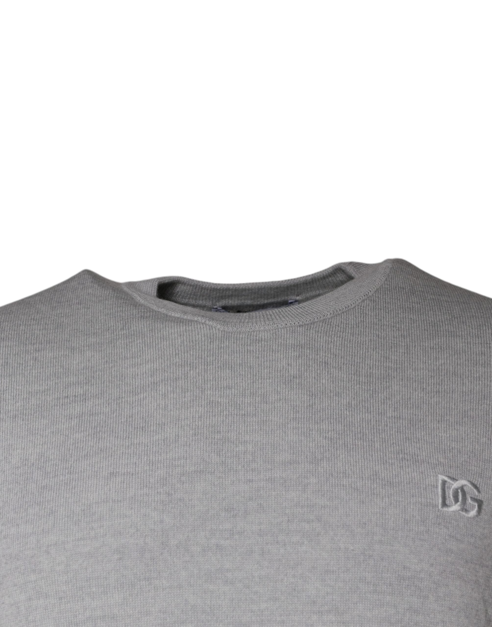 Pull en laine gris clair Dolce & Gabbana avec col rond, vue de face, tissu doux et texture visible.
