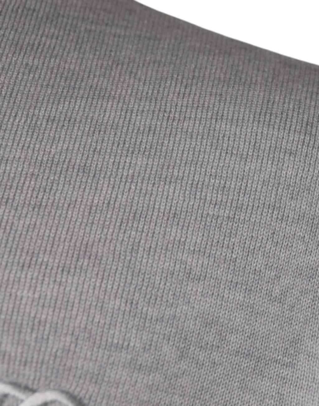 Pull-over en laine gris clair de Dolce & Gabbana, col rond, doux et élégant, porté sur un mannequin.