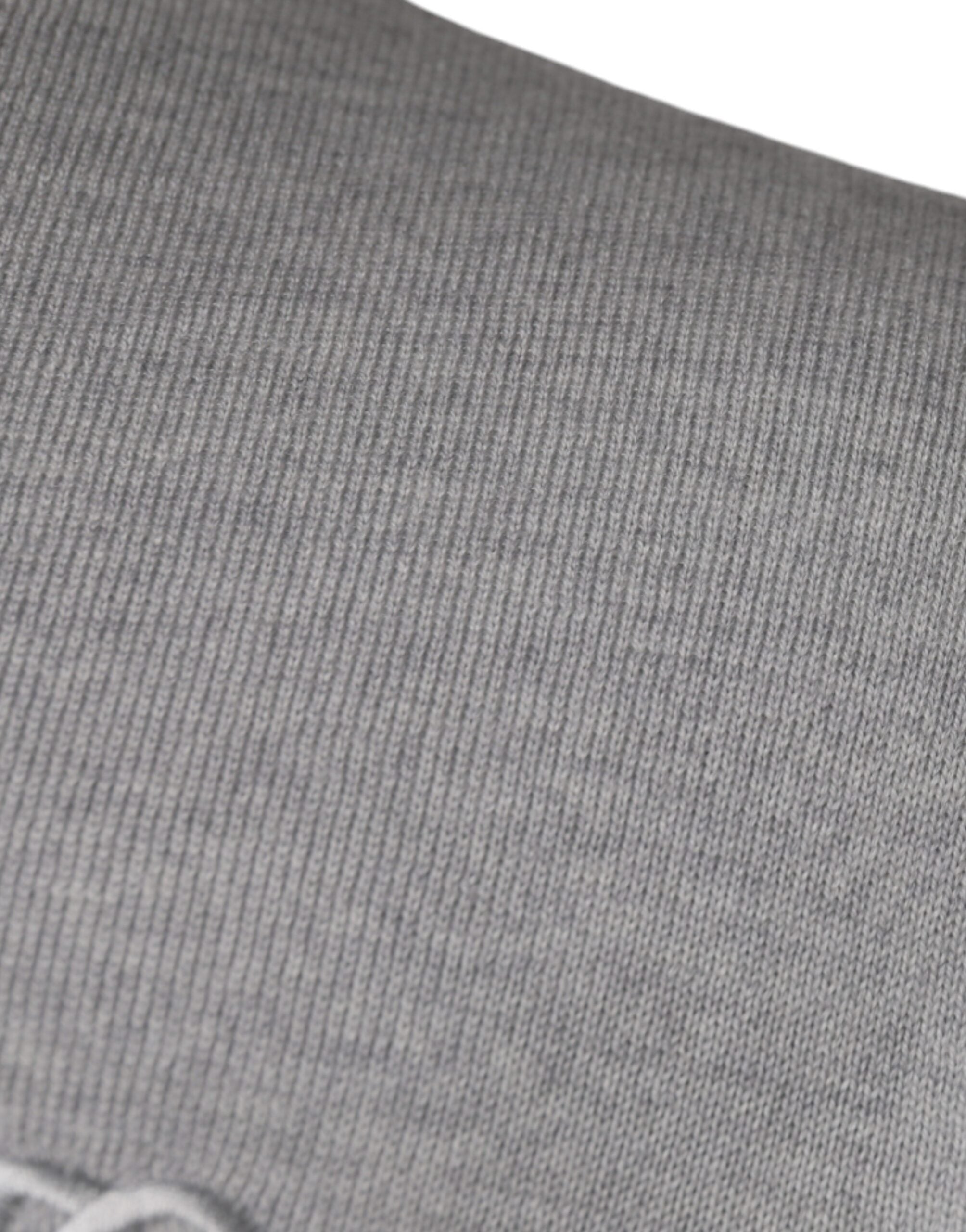 Pull-over en laine gris clair de Dolce & Gabbana, col rond, doux et élégant, porté sur un mannequin.