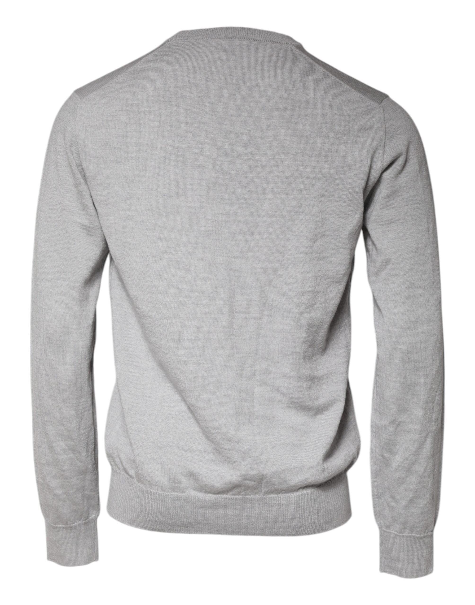 Pull en laine gris clair Dolce & Gabbana à col rond avec finition soignée, porté sur un mannequin.